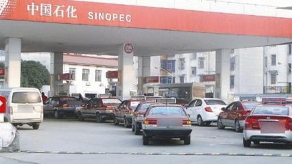 加油工疏忽,95號(hào)油加成92號(hào),車(chē)主當(dāng)即發(fā)飆要求賠車(chē)